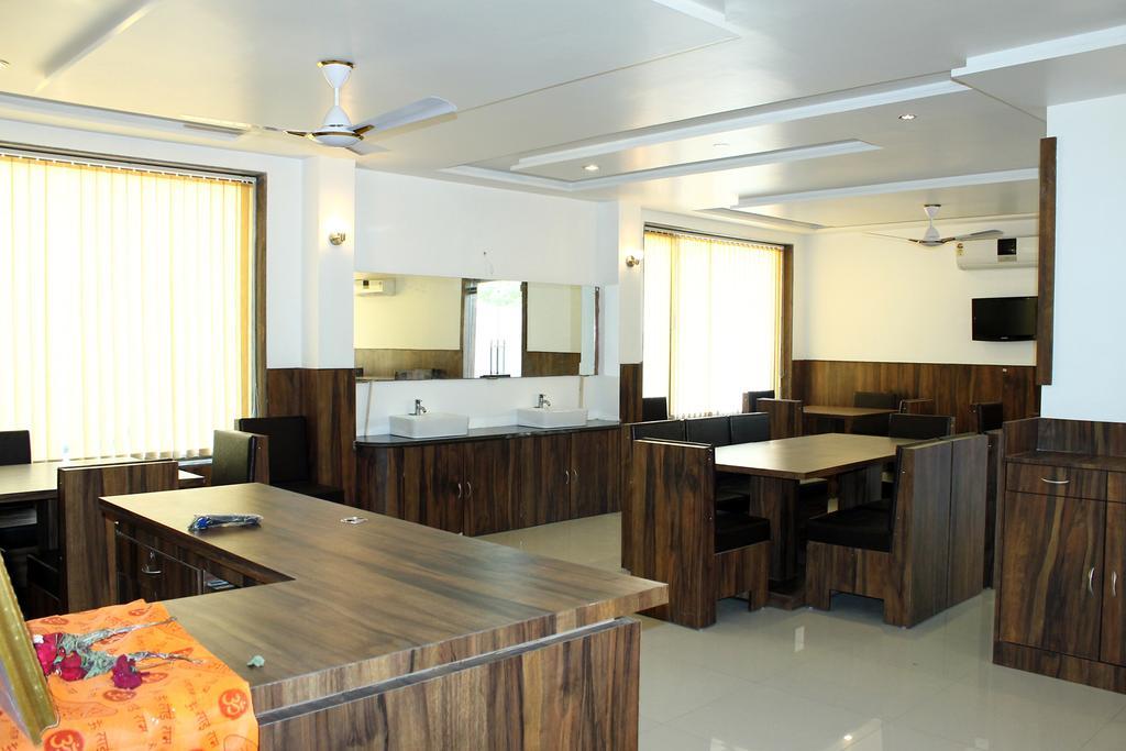 Oyo 4316 Hotel Sai Empire Shirdi Exteriör bild